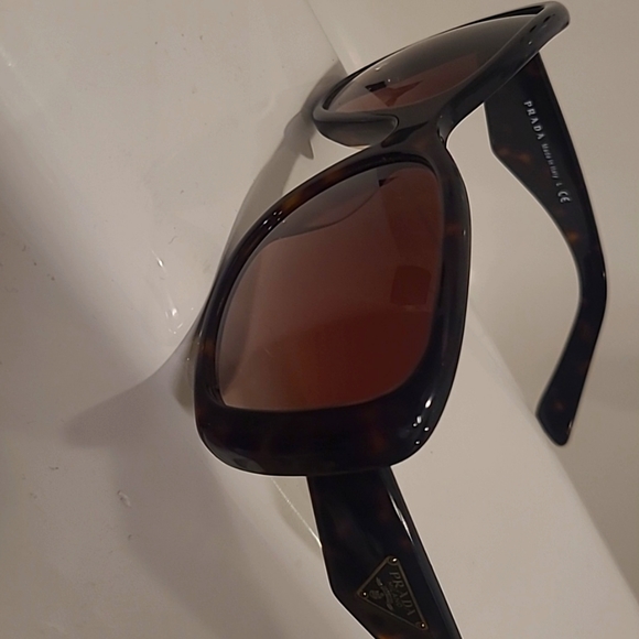 Prada sunglasses with case - Picture 1 of 3
